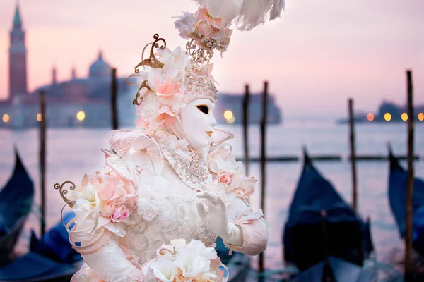 Beautiful costumed woman in Venice — Stock Photo, Image