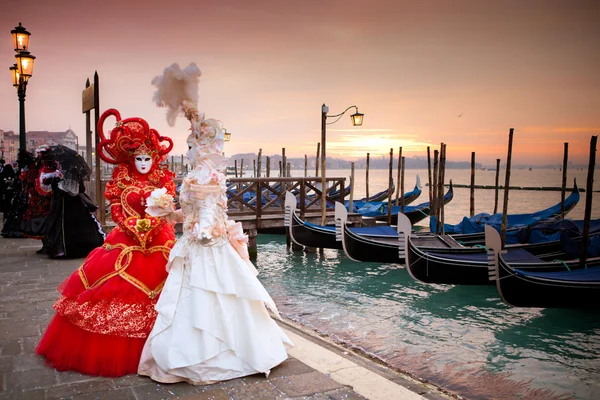 Όμορφες γυναίκες costumed μπροστά από το μεγάλο κανάλι της Βενετίας Royalty Free Φωτογραφίες Αρχείου