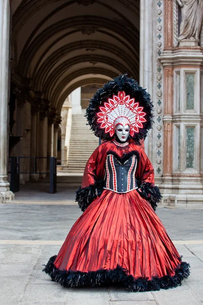 Venetiaanse carnaval gemaskerde vrouw San Marcoplein — Stockfoto