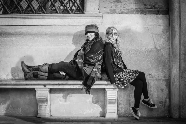 Mujeres en el Carnaval de Venecia Italia imagen en blanco y negro — Foto de Stock