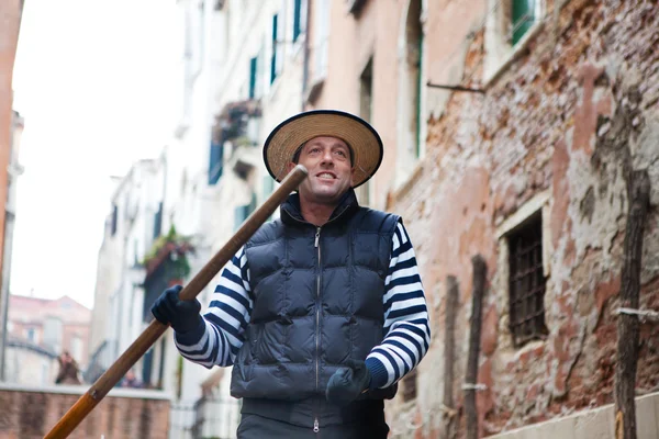 Lächelnder Gondoliere schippert auf dem Kanal von Venedig — Stockfoto