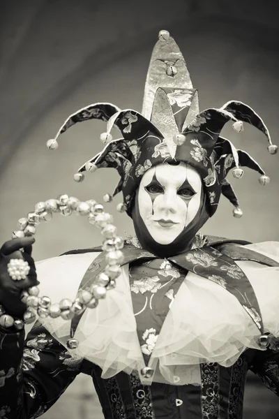 Venetian Carnival Maked woman as a Jester Black and white image — Stock Photo, Image