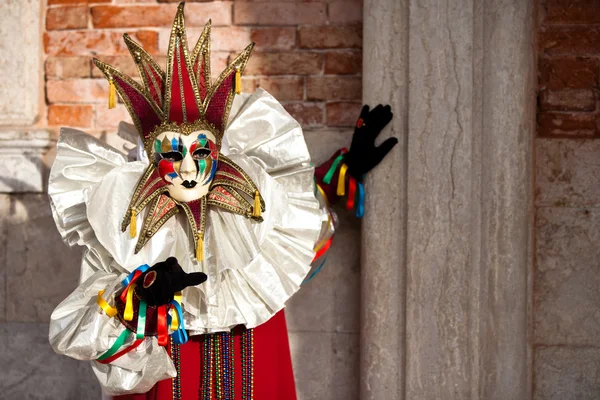 Venetiaanse carnaval gemaskerde man als een nar — Stockfoto