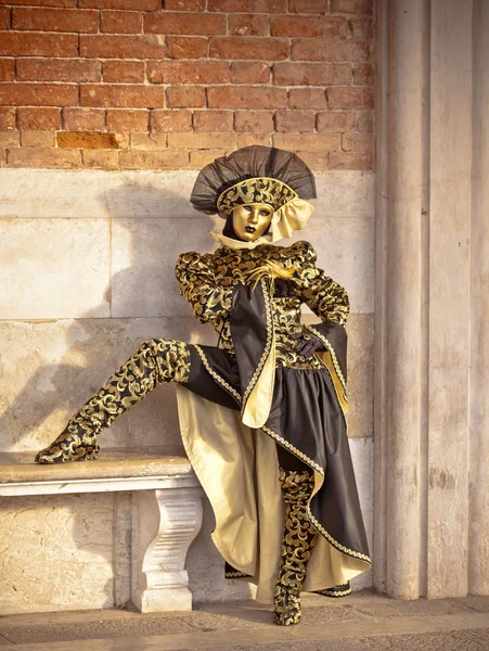 Venetiaanse carnaval gemaskerde vrouw — Stockfoto