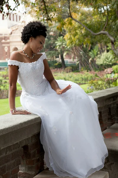 Bella sposa guardando il suo anello — Foto Stock