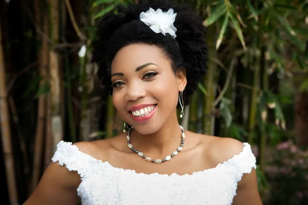 Hermosa mujer afroamericana en el día de su boda — Foto de Stock