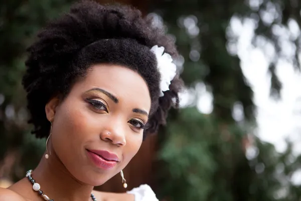 Beautiful woman in the park — Stock Photo, Image