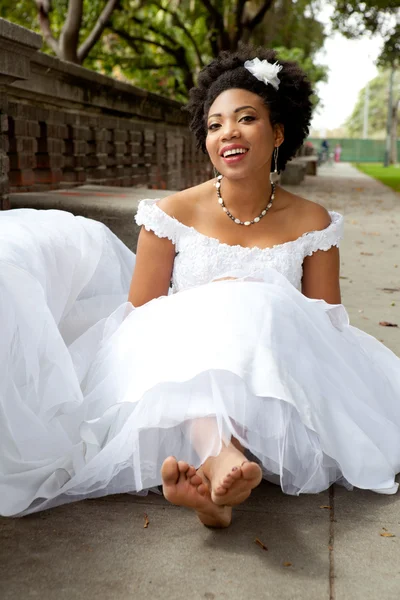 Sposa a piedi nudi nel parco — Foto Stock