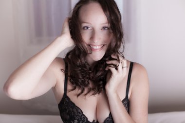çok güzel bir gülümseme ile güzel seksi kadın