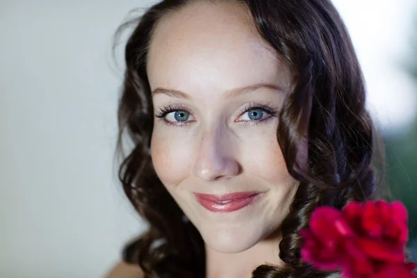 Mujer bonita con una rosa — Foto de Stock