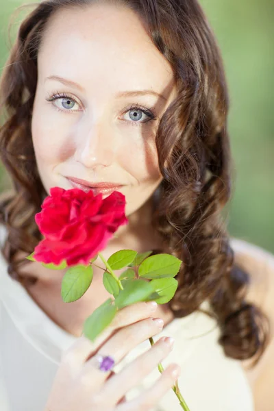 Όμορφη γυναίκα με ένα τριαντάφυλλο — Φωτογραφία Αρχείου