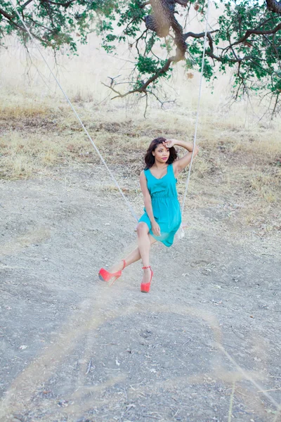 Schöne junge Frau in roten Schuhen — Stockfoto