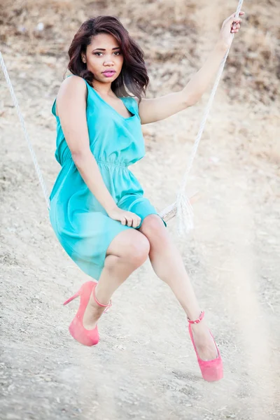 Belle jeune femme en chaussures rouges — Photo