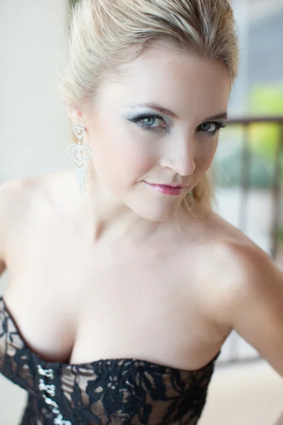 Schöne elegante blonde Frau — Stockfoto