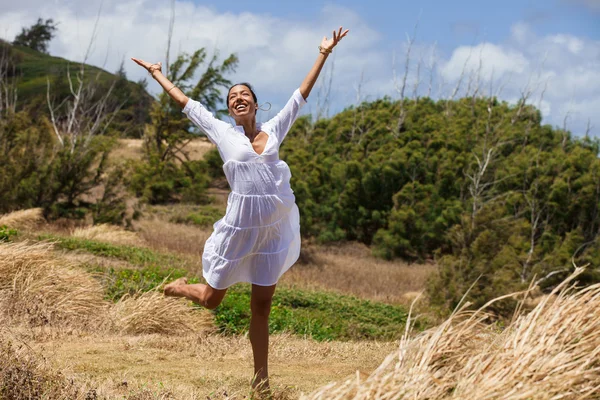 Mooie vrouw in hawaii daning — Stockfoto