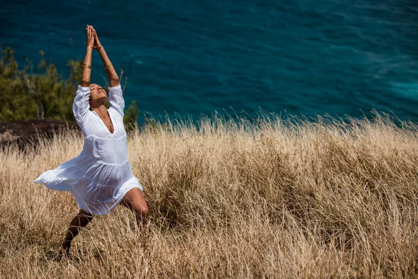 Paraíso una mujer en meditación y oración —  Fotos de Stock