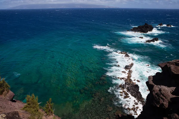 Место для дайвинга Мауи на заднем плане — стоковое фото
