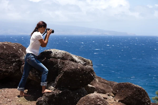 Mulher tirando uma foto em Maaui, Havaí — Fotografia de Stock