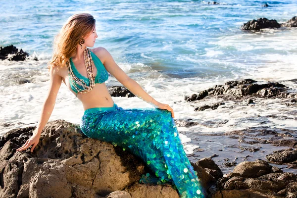 Schöne Meerjungfrau auf Lavafelsen am Meer — Stockfoto