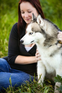 Sibirya husky köpek açık havada ve bir kız portre