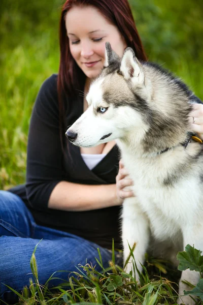 Porträtt av en siberian husky hund utomhus och en tjej — Stockfoto