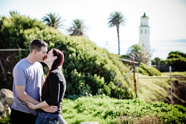 Ρομαντικό ζευγάρι μπροστά από ένα φάρο στην Καλιφόρνια — Φωτογραφία Αρχείου