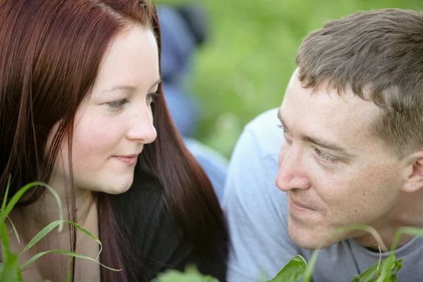 Mann sucht tief verliebt auf der Wiese nach seiner Frau — Stockfoto
