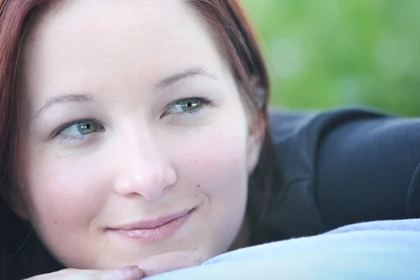 Bonita cara de mujer de ojos azules de cerca — Foto de Stock