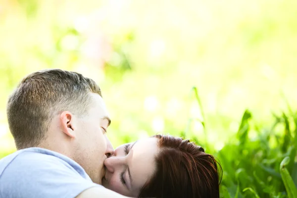 Una pareja besándose en el prado — Foto de Stock