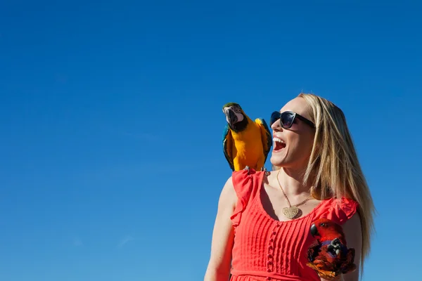 Bella donna con pappagalli di ara — Foto Stock