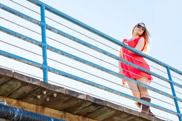 Mooie vrouw op de pier — Stockfoto