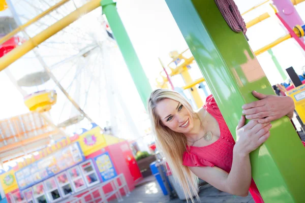 Jonge mooie vrouw die lacht op een amuesment park — Stockfoto