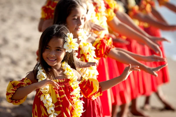 Jonge hula danser leidt de troupe — Stockfoto