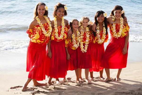 Polynesian Hula niñas en la amistad en el océano — Foto de Stock