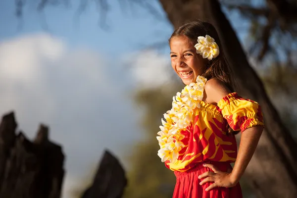 Gelukkig hula meisje op het strand — Stockfoto