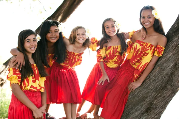 Polynéský hula girls v přátelství — Stock fotografie