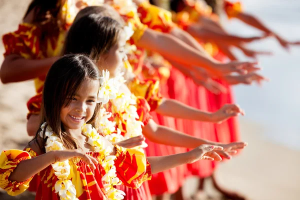 La jeune danseuse Hula dirige la troupe Images De Stock Libres De Droits