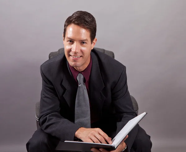 Bonito homem de negócios sorridente — Fotografia de Stock