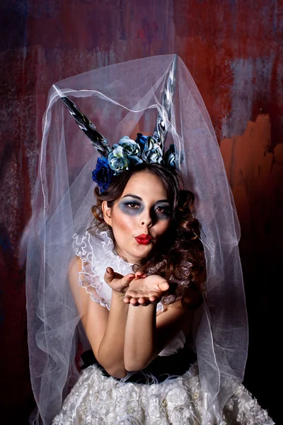 Prachtige exotische gekroonde fairytale bruid met theater make-up — Stockfoto