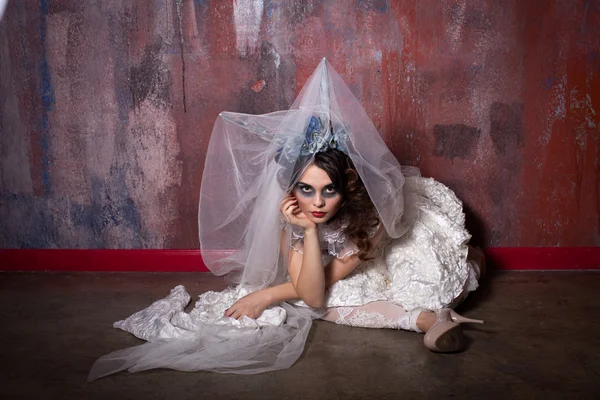 Prachtige exotische gekroonde fairytale bruid met theater make-up — Stockfoto