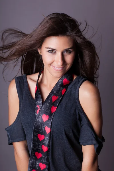 Vacker kvinna med långt hår bär en kärlek halsduk — Stockfoto