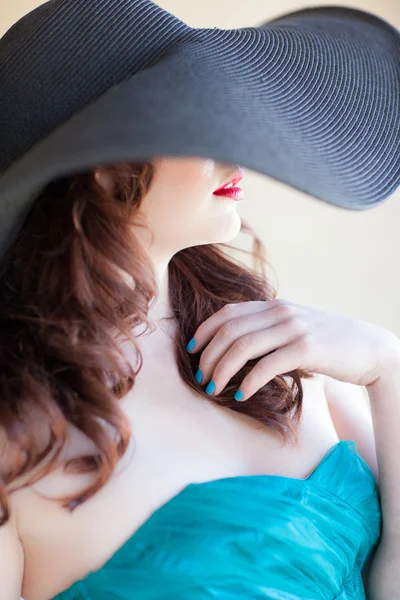 Bastante joven pelirroja cabeza chica con un gran sombrero negro — Foto de Stock