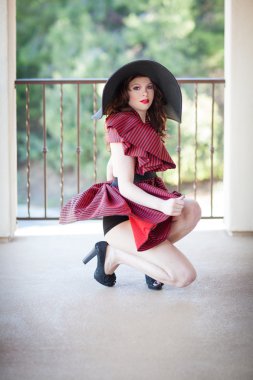 büyük şapkalı güzel kadın