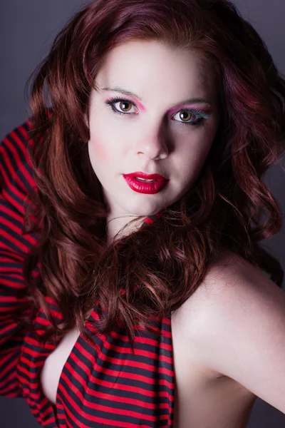 빨간색으로 아름 다운 여자 — 스톡 사진