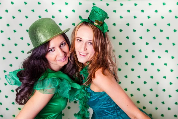 Vackra kvinnor i grönt och en dusch av shamrocks — Stockfoto