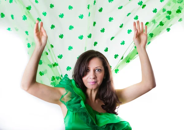 Mooie vrouw in groen en een douche van shamrocks — Stockfoto