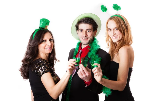 Amigos celebrando el Día de San Patricio —  Fotos de Stock