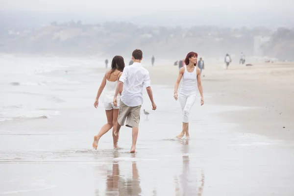 Les adolescents et leur mère sur la plage — Photo