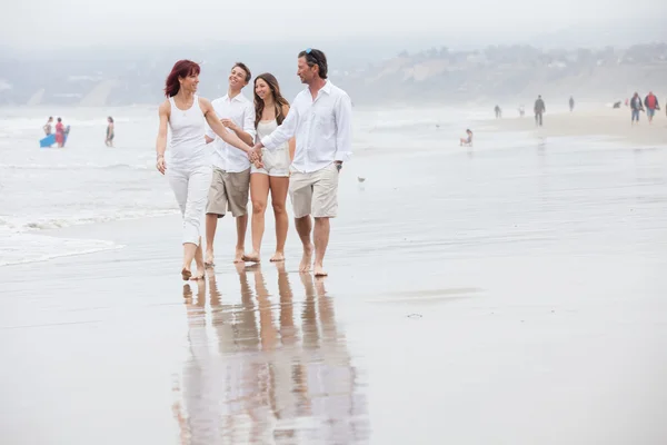 Família de férias na praia — Fotografia de Stock