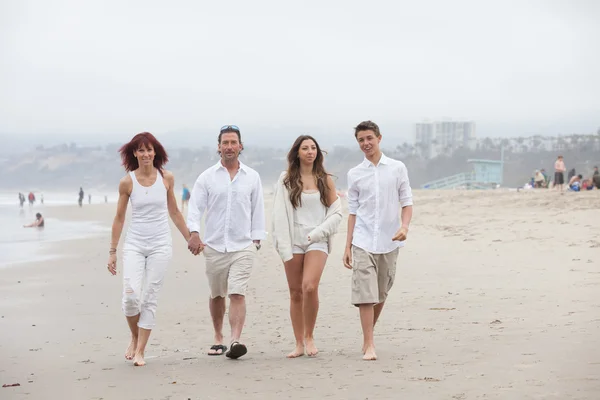 Aantrekkelijke familie van de vier op het strand — Stockfoto